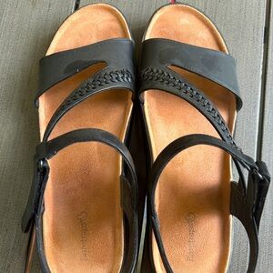 Size 11 W sandals. Like new.